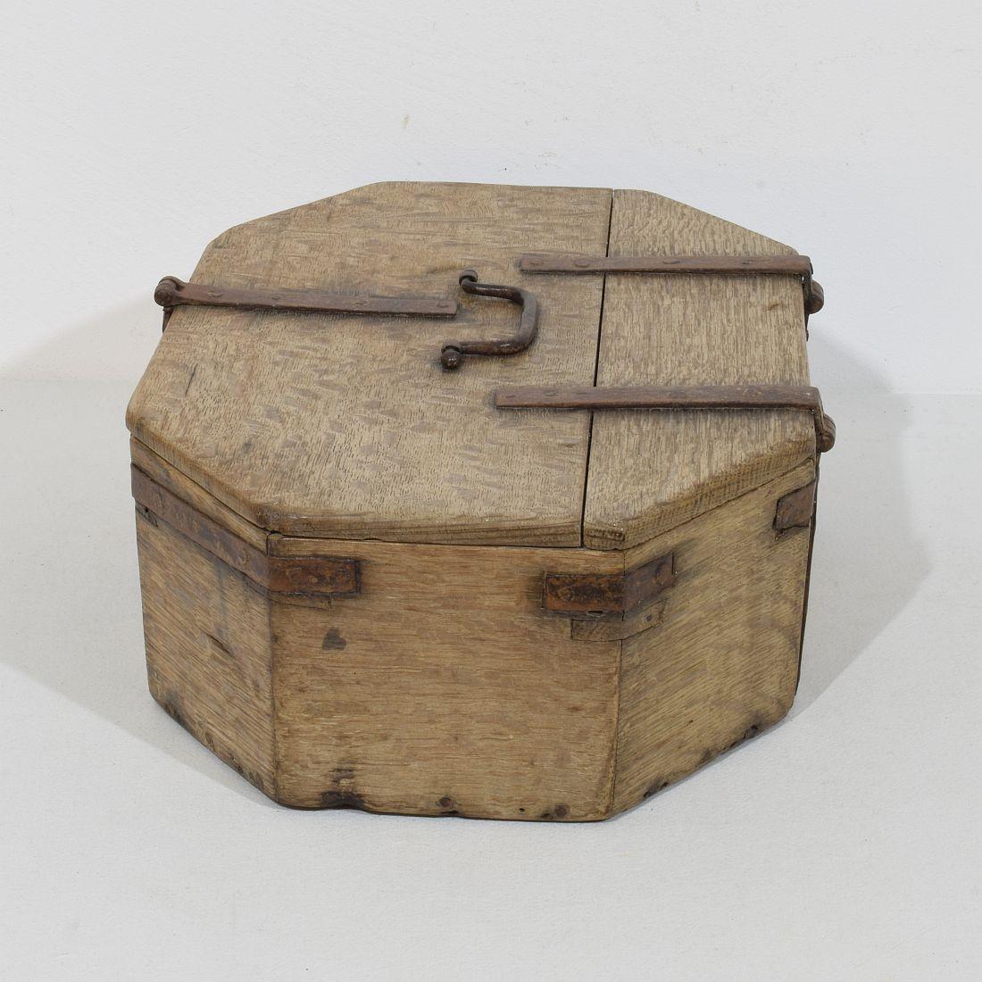  Coffre ou boîte en chêne français du 17e siècle  Bon état - En vente à Buisson, FR