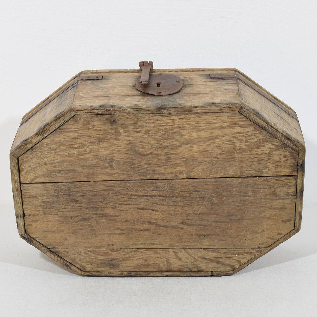 XVIIIe siècle et antérieur  Coffre ou boîte en chêne français du 17e siècle  en vente