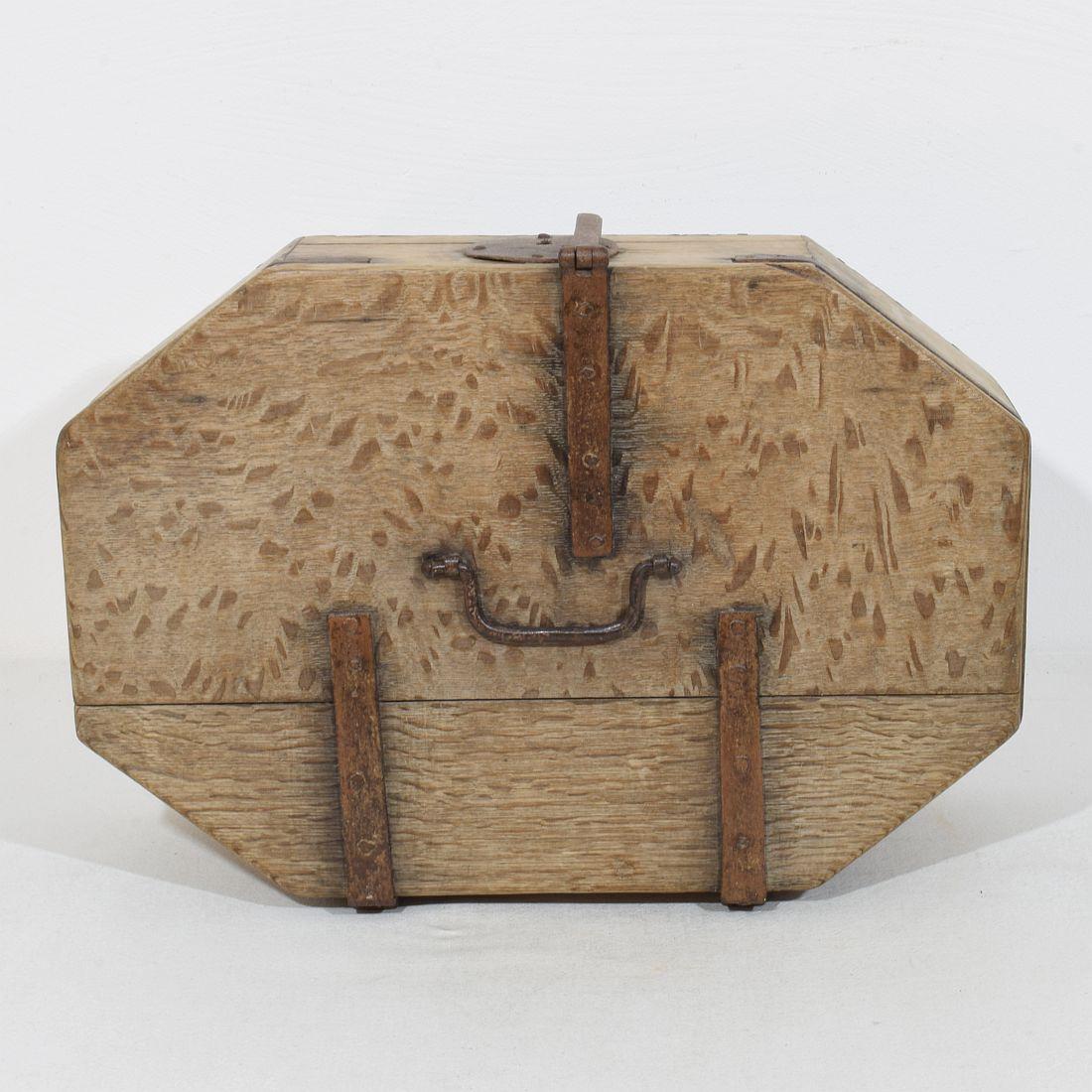 Fer  Coffre ou boîte en chêne français du 17e siècle  en vente