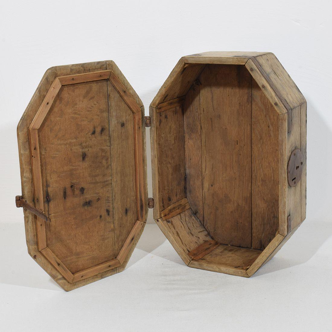  Coffre ou boîte en chêne français du 17e siècle  en vente 1