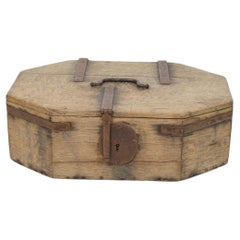  Cofre o caja francesa de roble del siglo XVII 