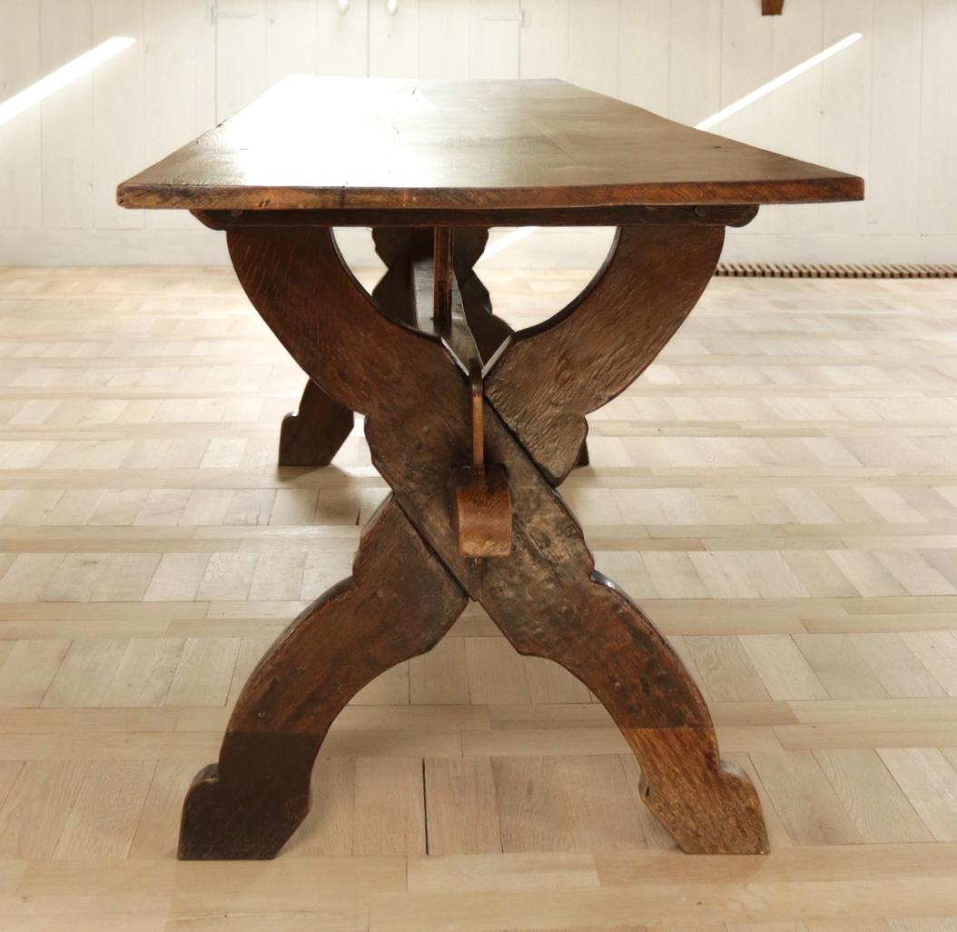 table de salle à manger à tréteaux en chêne français du 17ème siècle en vente 3