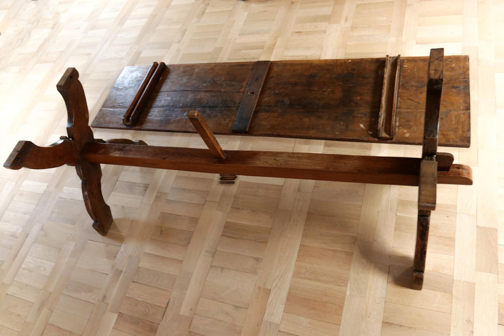table de salle à manger à tréteaux en chêne français du 17ème siècle en vente 8