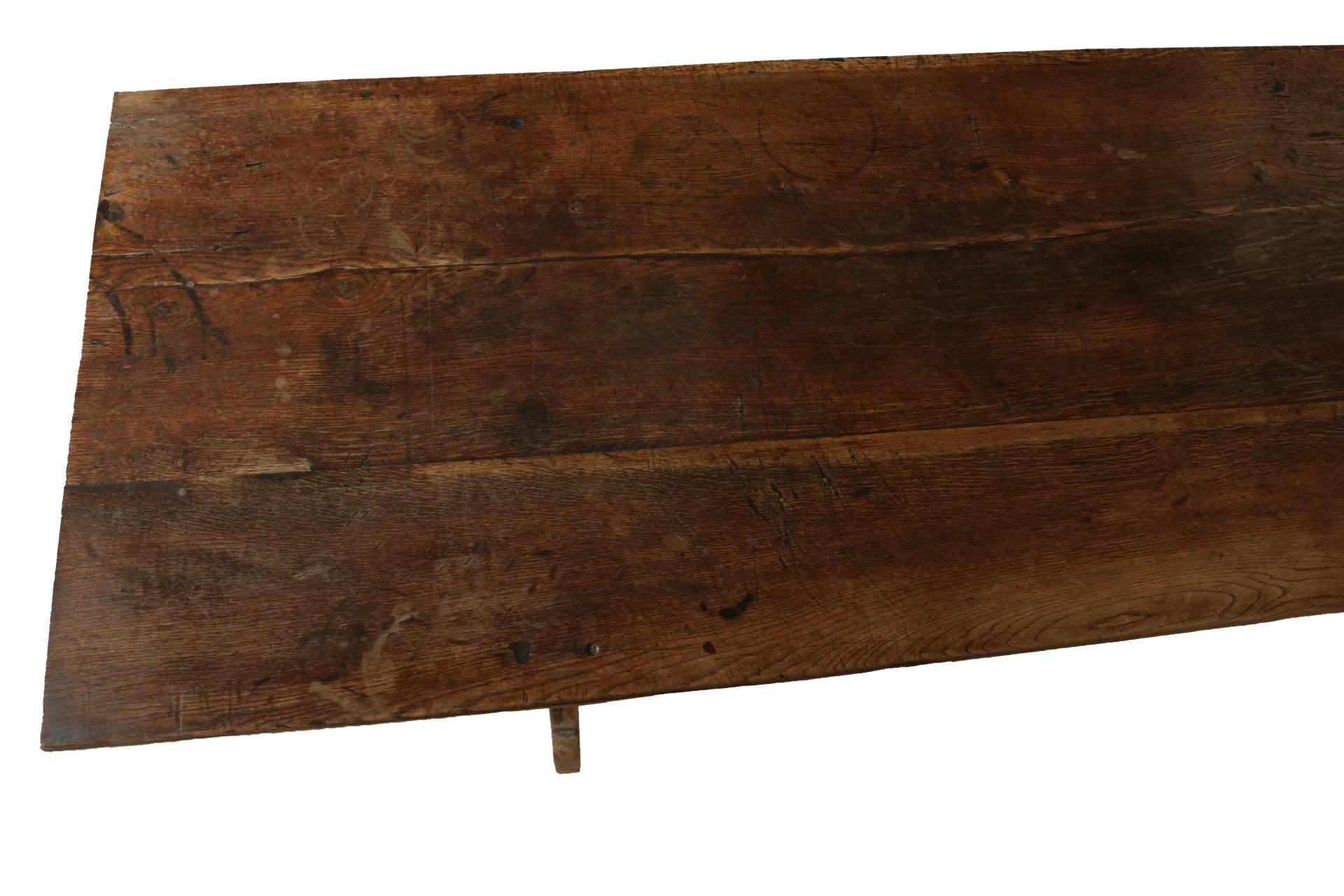 table de salle à manger à tréteaux en chêne français du 17ème siècle Bon état - En vente à Boven Leeuwen, NL