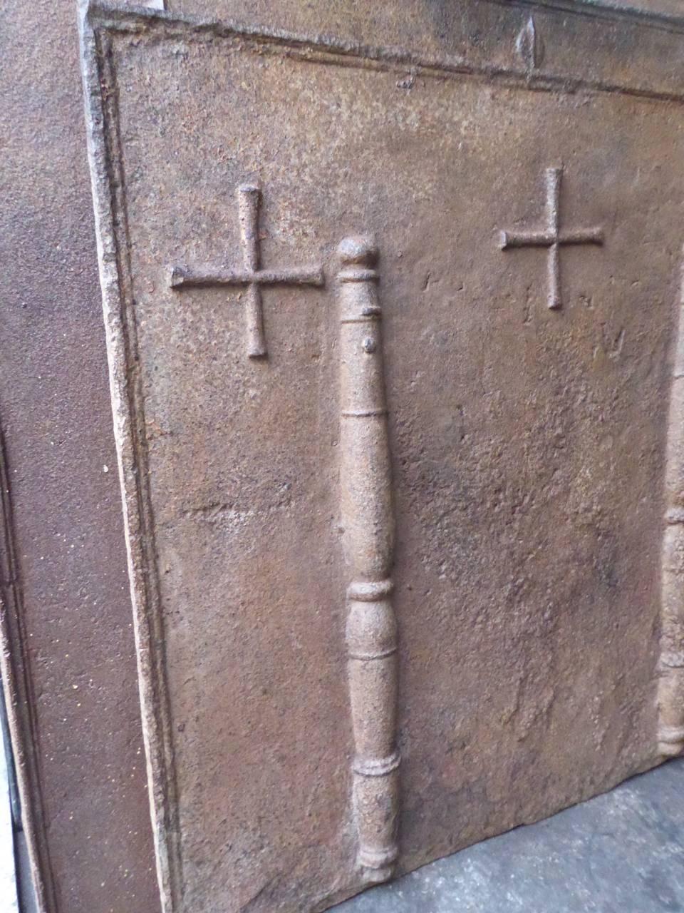 Francese Rivestimento del fuoco francese del 17° secolo con le colonne d'Ercole in vendita