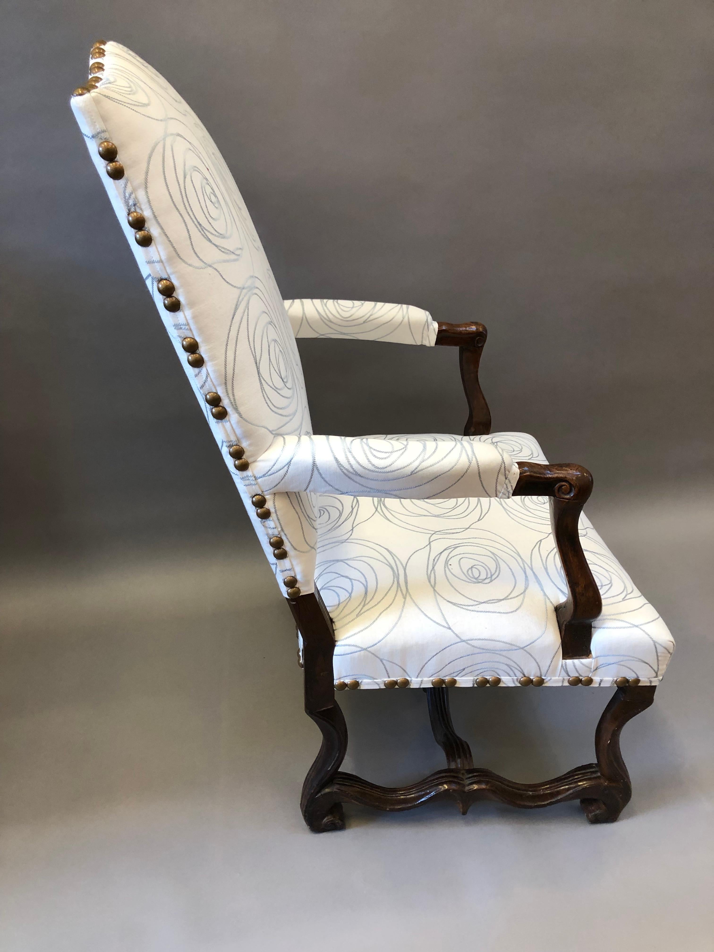 17th Century French Provincial Louis XIV Walnut Armchair with Modern Upholstery In Good Condition For Sale In Middleburg, VA