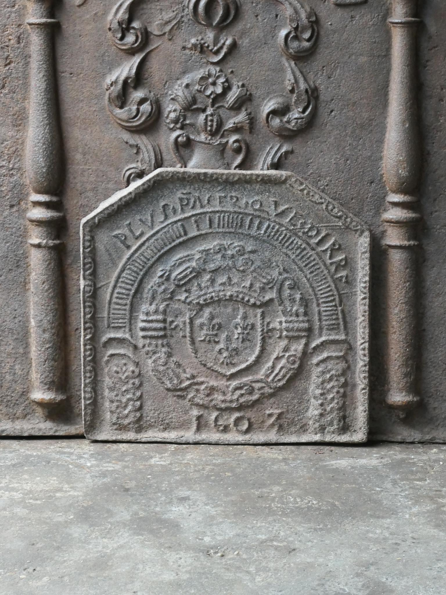 17th century French Rennaisance fireback with the arms of France. This is the coat of arms of the House of Bourbon, an originally French royal house that became a major dynasty in Europe. It delivered kings for Spain (Navarra), France, both Sicilies