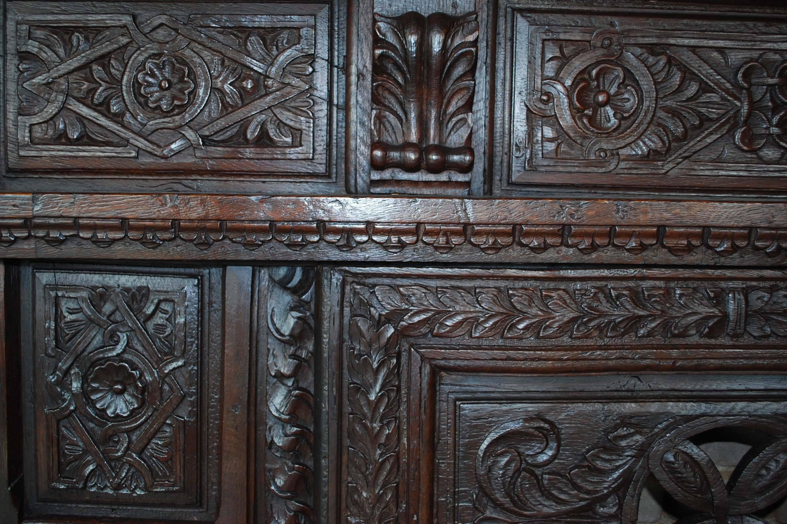 Section frontale sculptée à la main du 17ème siècle de la Renaissance française représentant un meuble de rangement construit Bon état - En vente à Casteren, NL