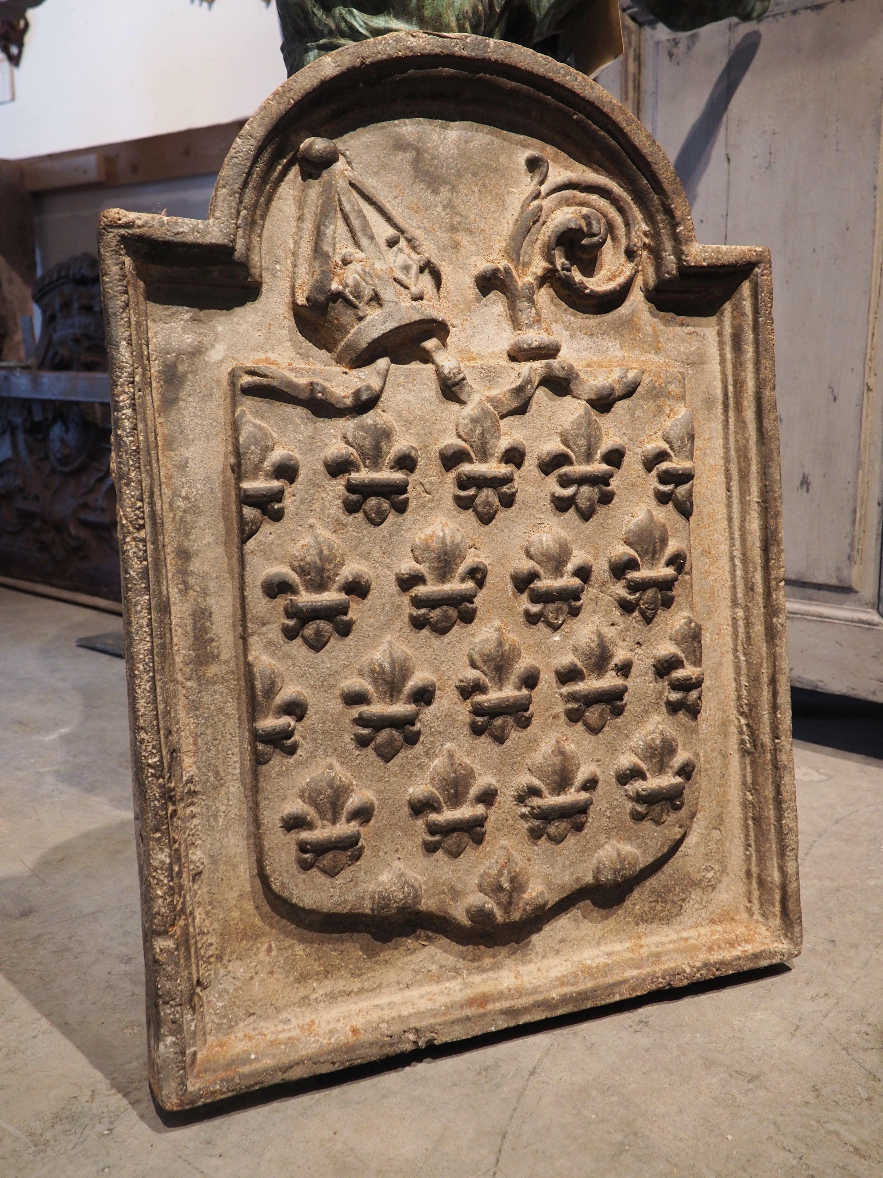 Plaque de cheminée française du 17ème siècle Semis De Fleur De Lys, Mitre et Crozier en vente 2