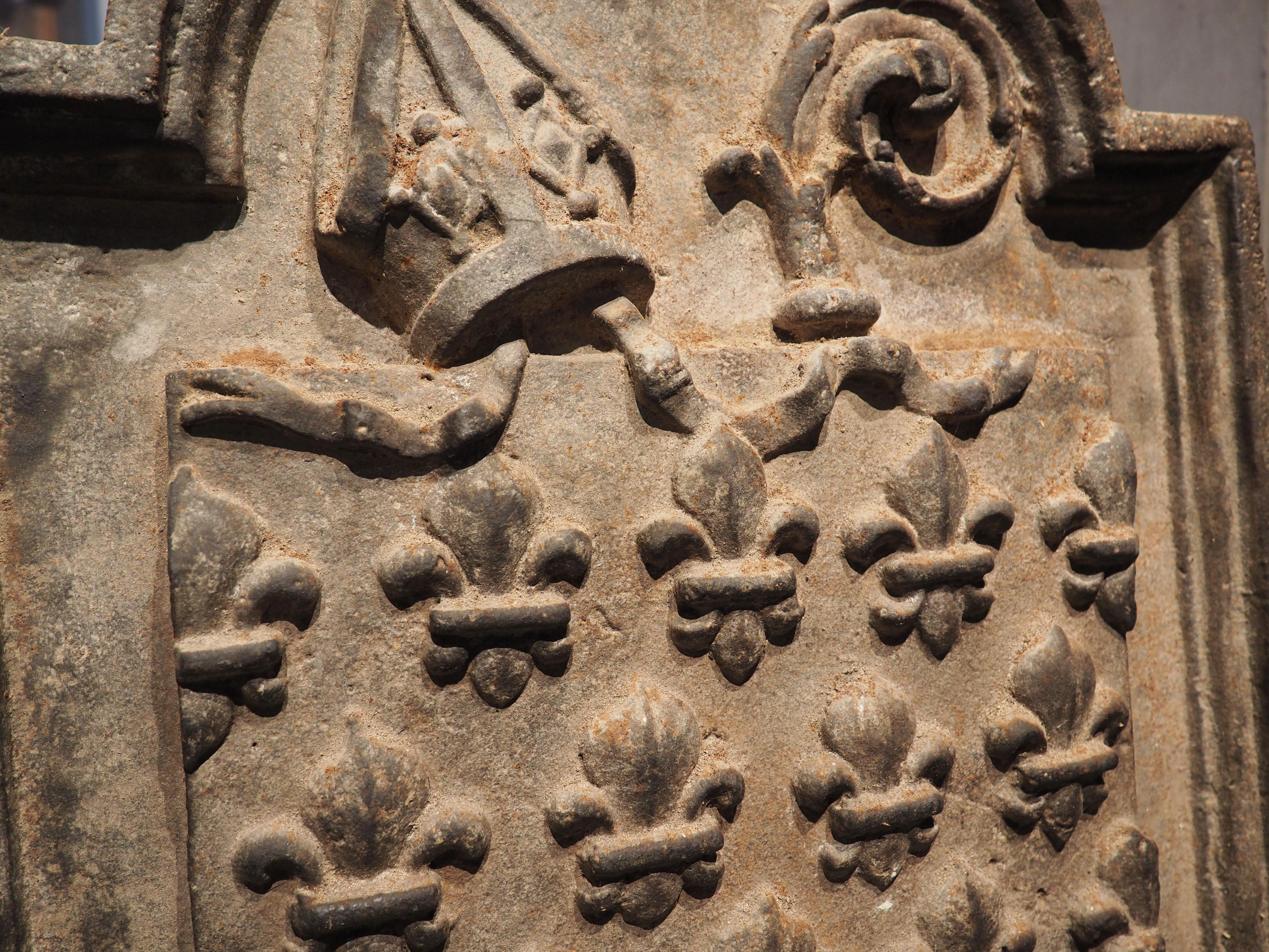 Plaque de cheminée française du 17ème siècle Semis De Fleur De Lys, Mitre et Crozier en vente 4