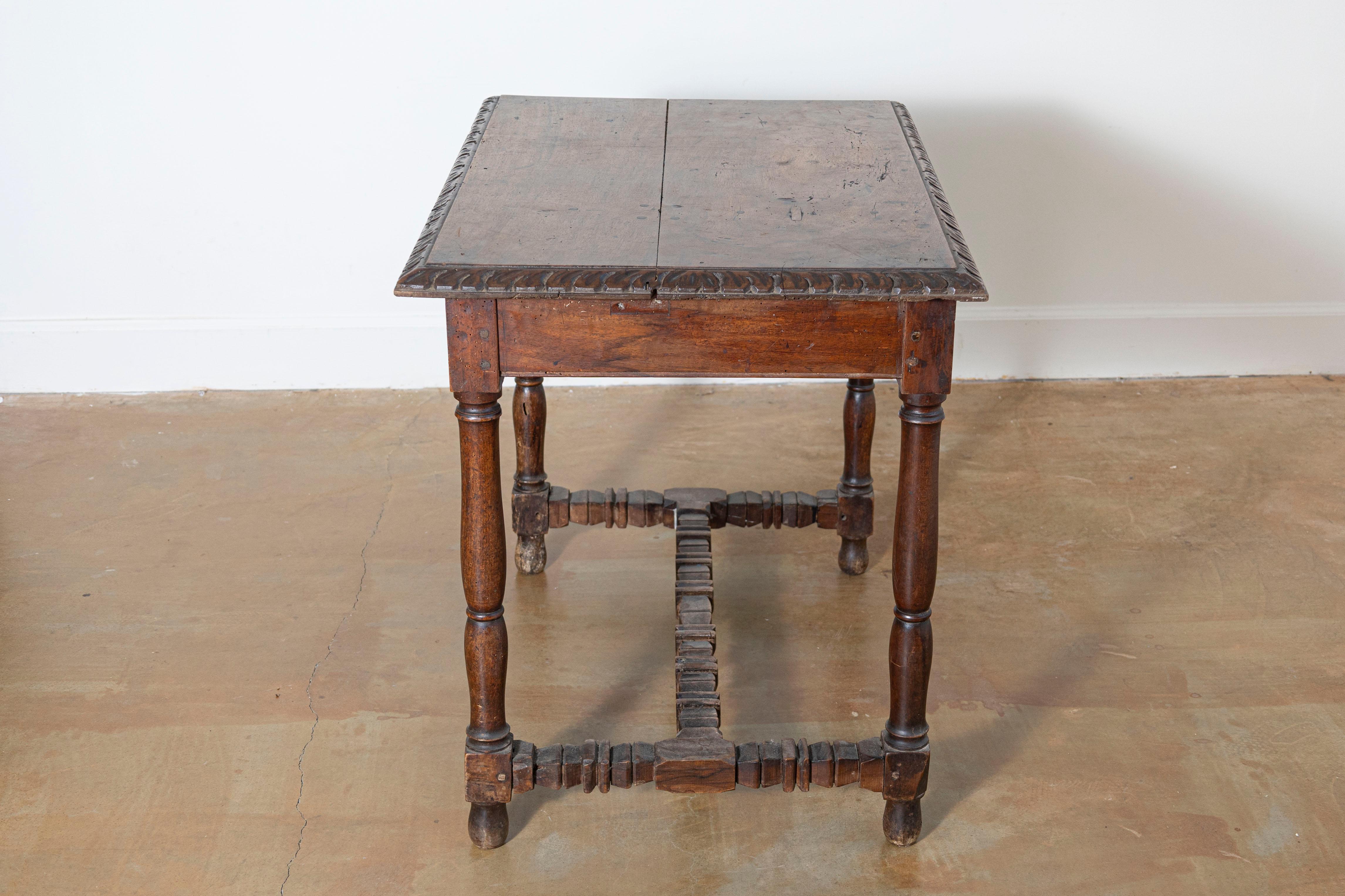 Table d'appoint française du 17e siècle Bon état - En vente à Atlanta, GA