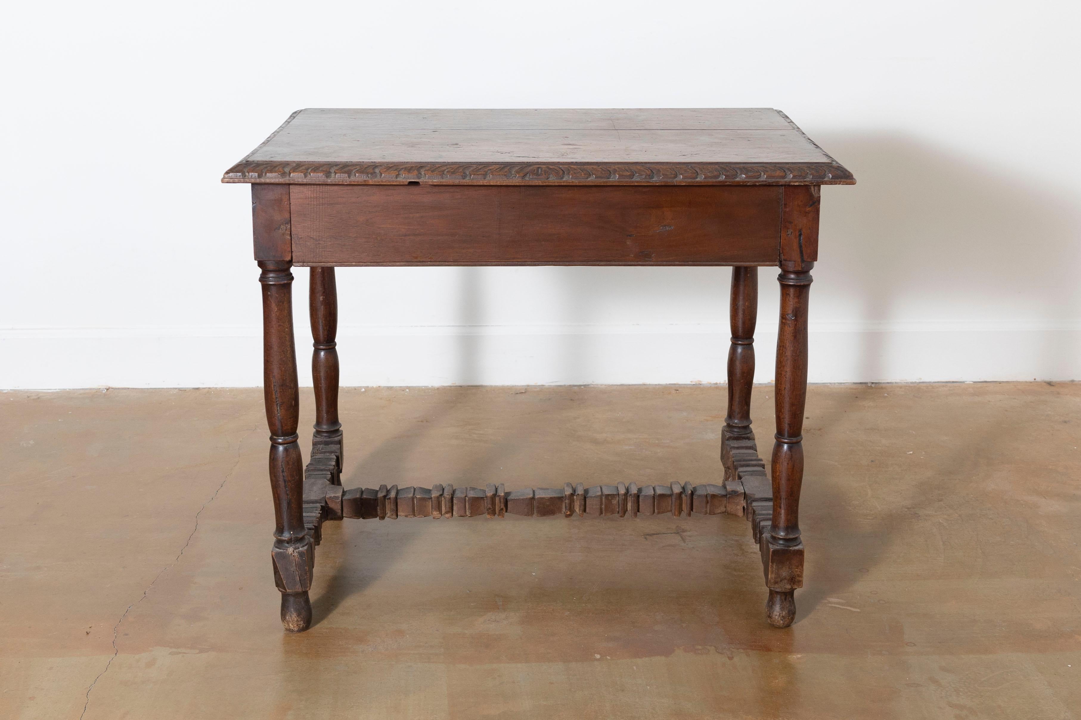 XVIIIe siècle et antérieur Table d'appoint française du 17e siècle en vente