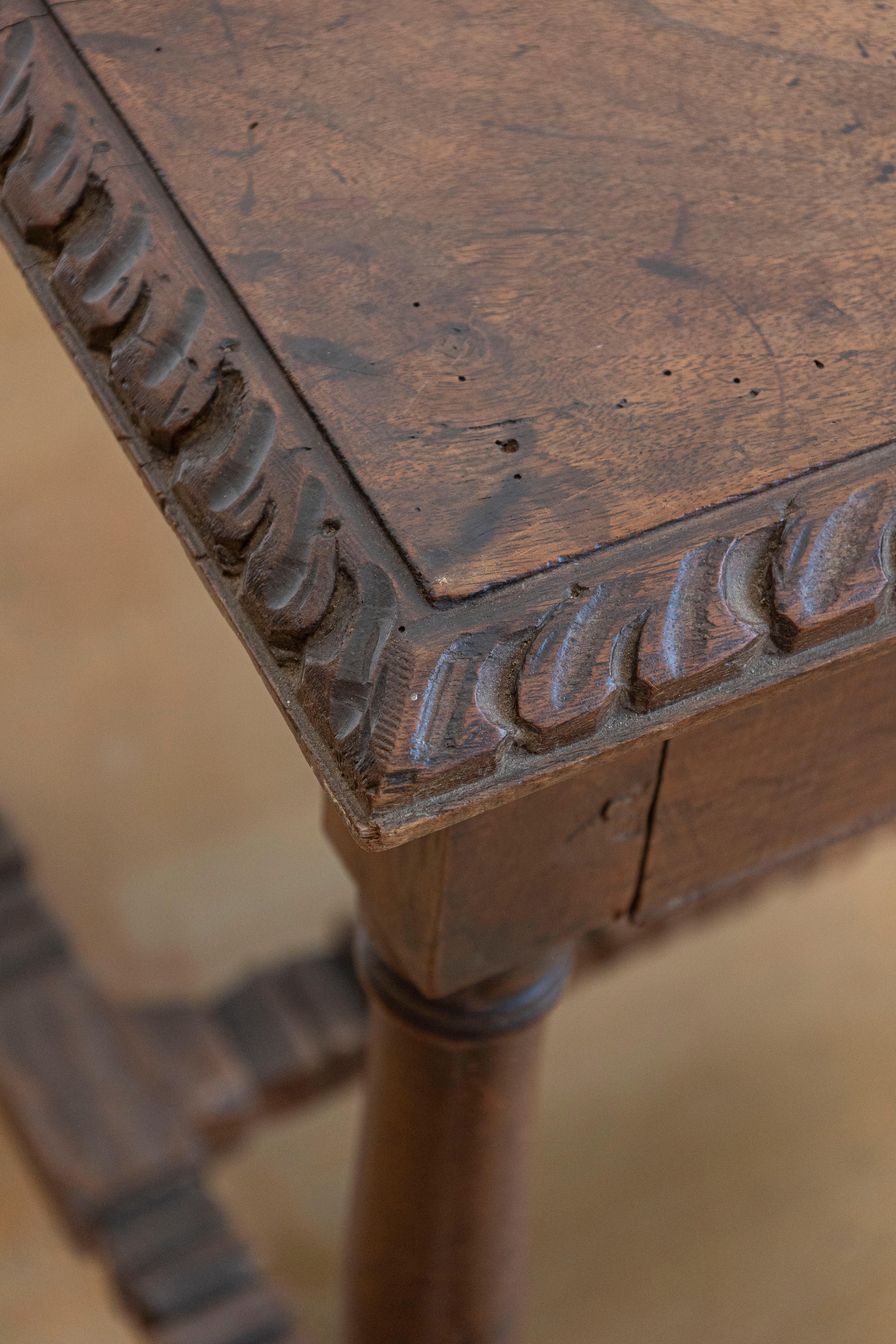 Noyer Table d'appoint française du 17e siècle en vente