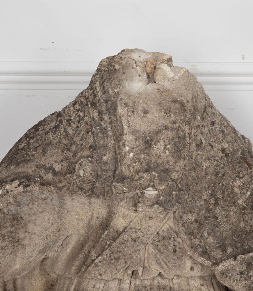 Un rarissimo busto a testa in giù di un uomo vestito del XVII secolo montato su una base d'acciaio.

Questo busto ha subito un piccolo restauro, commisurato all'età.