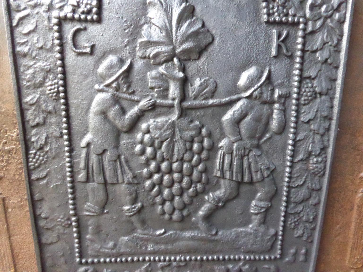 17th - 18th Century French 'The Vintage' Fireback / Backsplash In Good Condition For Sale In Amerongen, NL