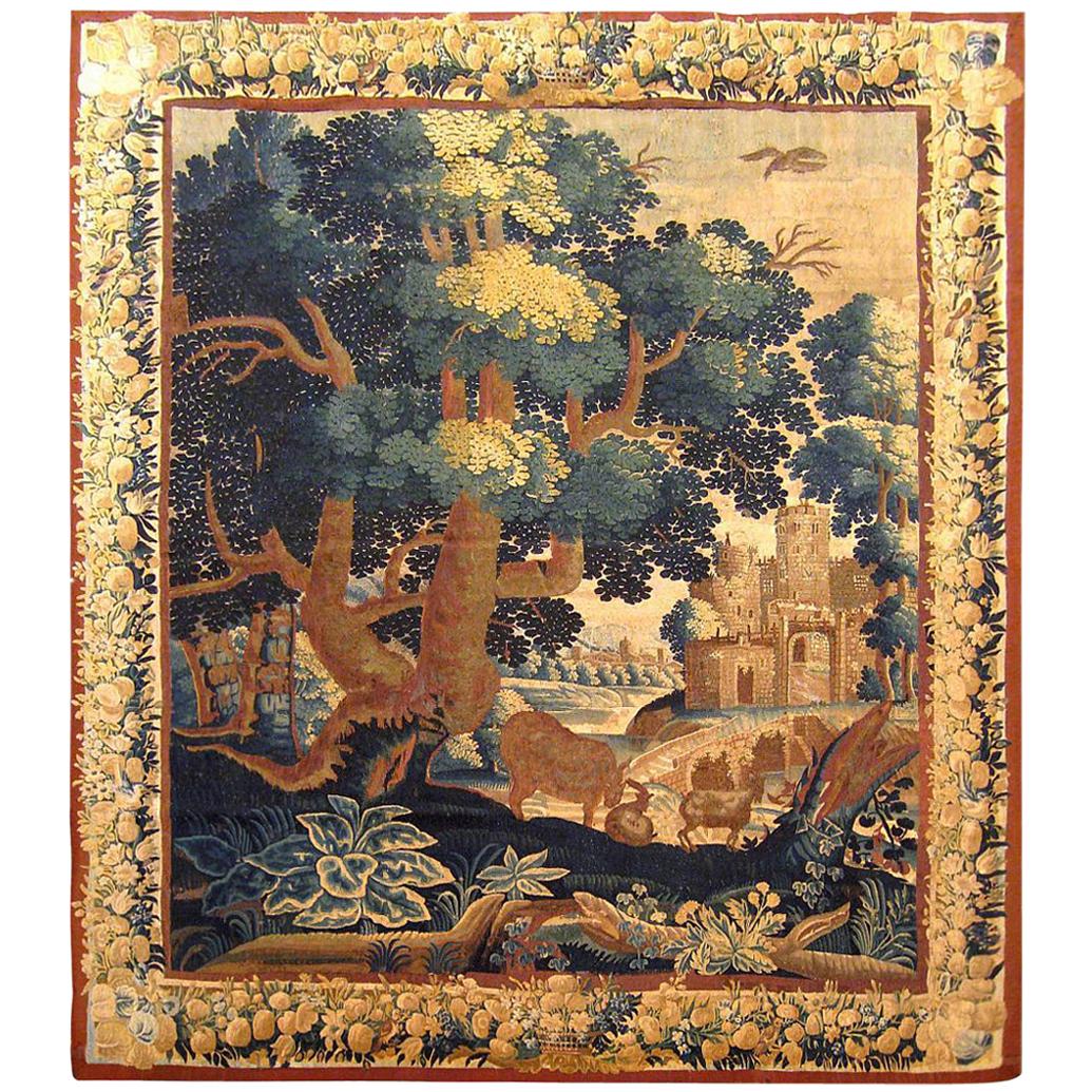 Tapisserie de paysage en verdure française du 17e siècle, avec animaux près d'un arbre et d'une chaumière