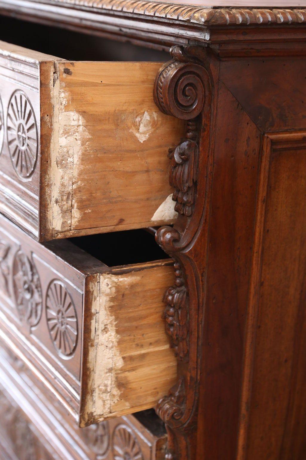 Cassettiera in noce francese del XVII secolo in vendita 3