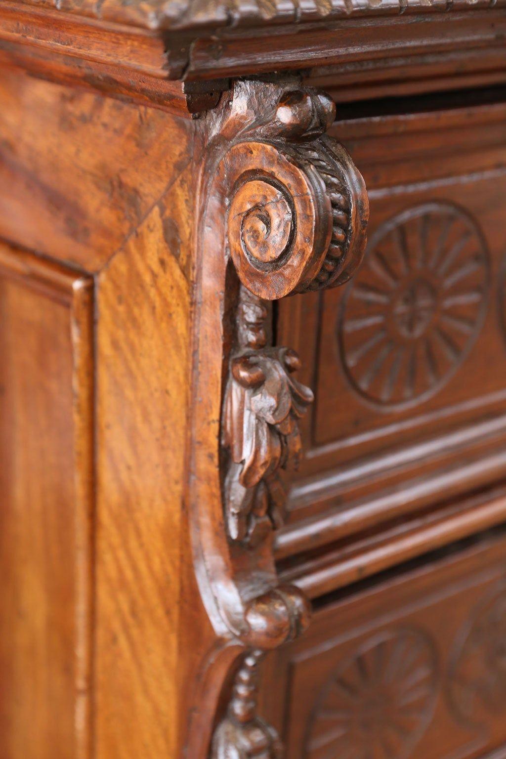 Cassettiera in noce francese del XVII secolo in vendita 4