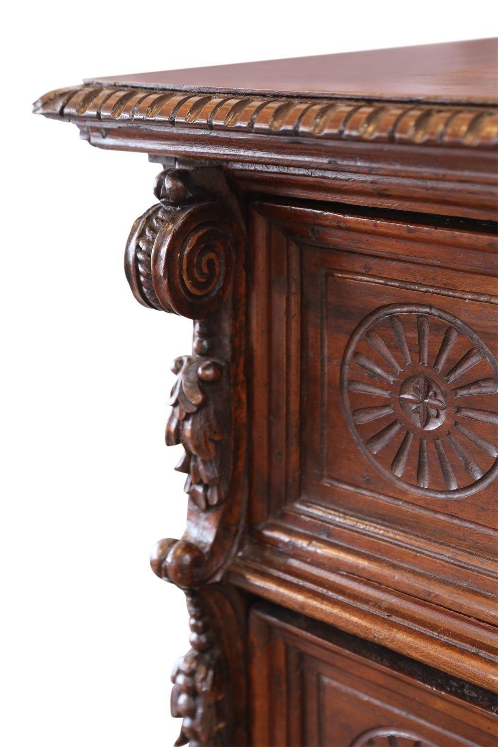 Cassettiera in noce francese del XVII secolo in vendita 5