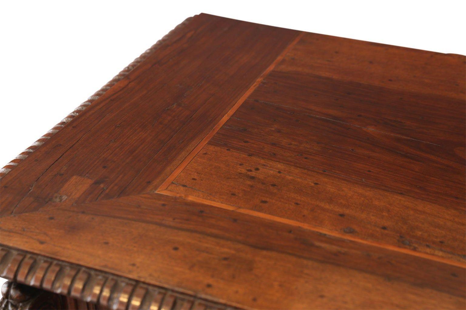 Cassettiera in noce francese del XVII secolo in vendita 7