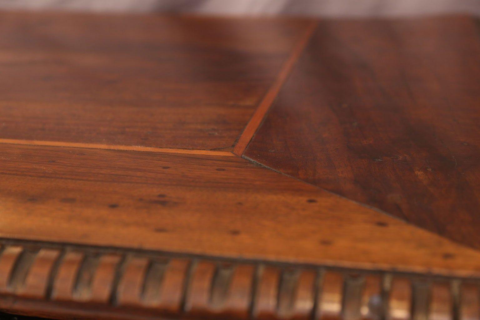 Cassettiera in noce francese del XVII secolo in vendita 8