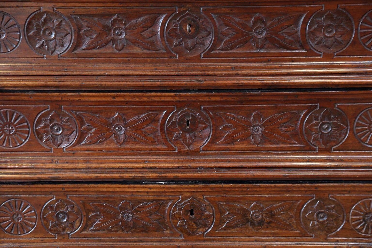 Cassettone in noce francese del XVII secolo (circa 1675-1700) intagliato a mano in stile provinciale Luigi XIII (manierista con influenza italiana).

Estremamente robusto, quasi completamente originale. È costruito con incastri a mortis e tenon,