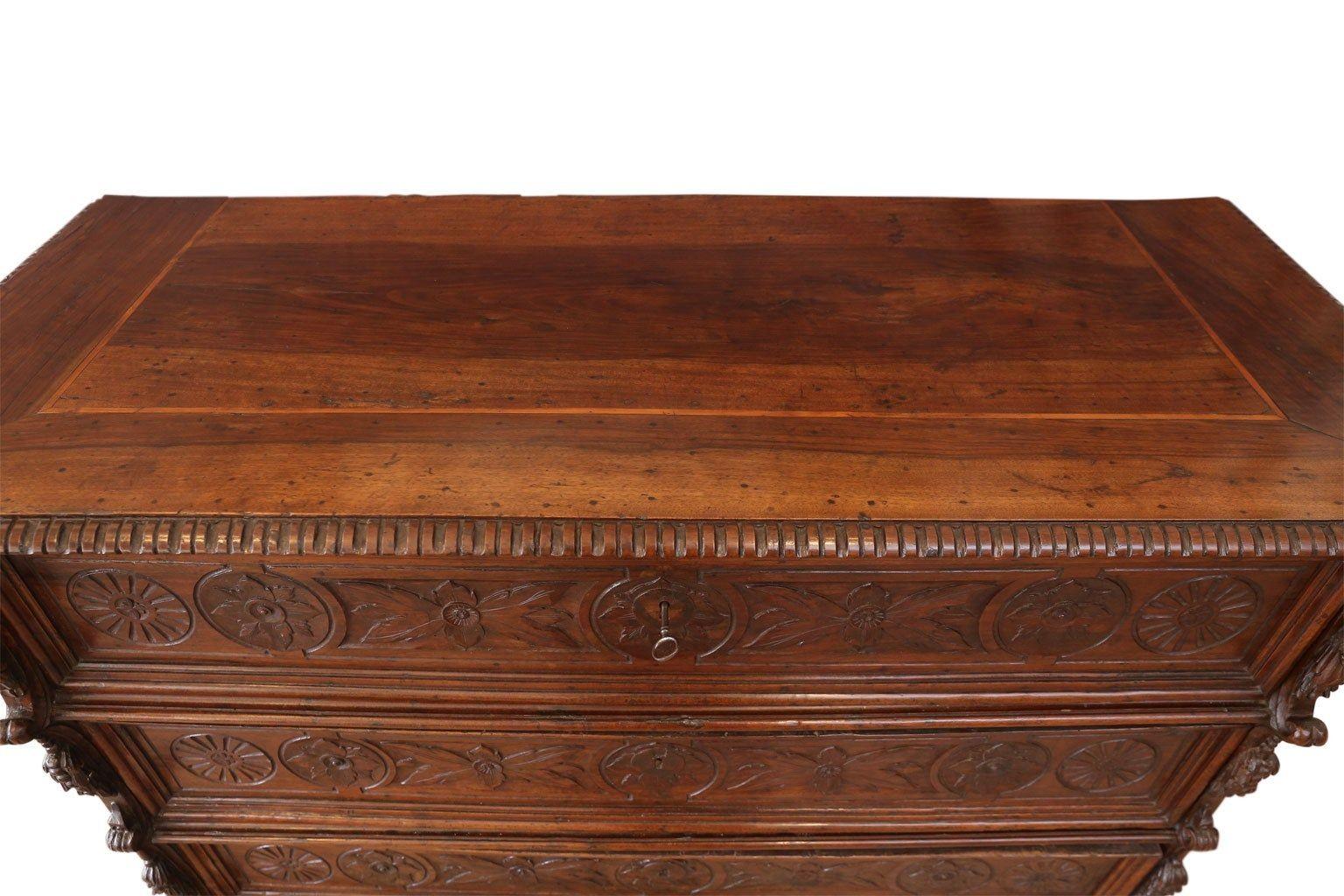 Ferro Cassettiera in noce francese del XVII secolo in vendita