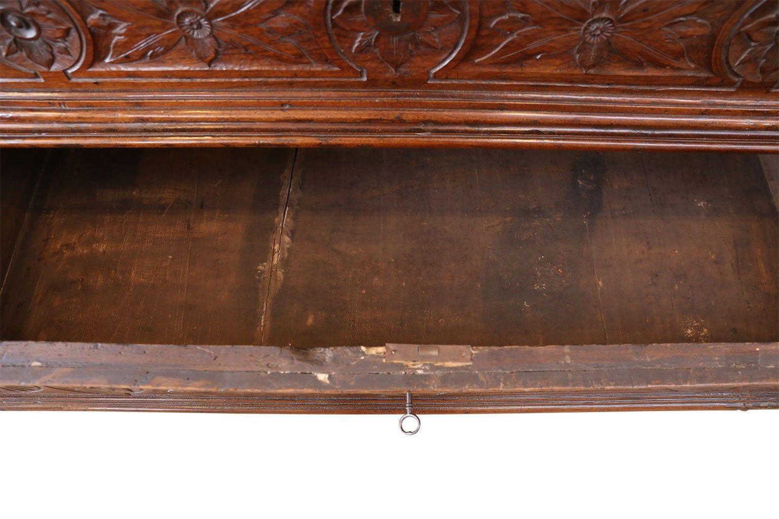 Cassettiera in noce francese del XVII secolo in vendita 2