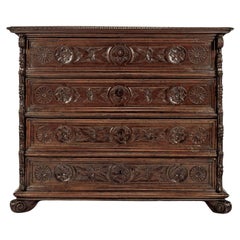 Commode en noyer française du 17e siècle