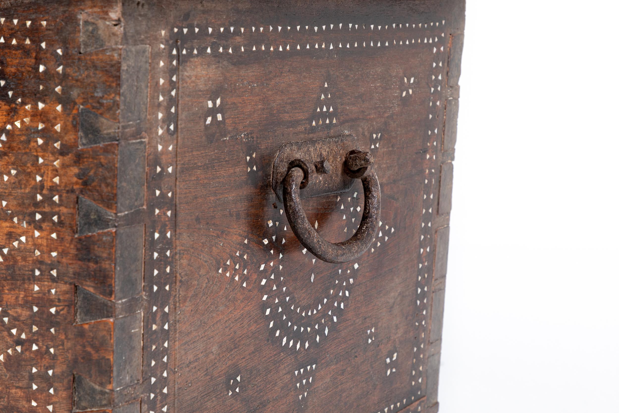 17. Jahrhundert, Französisch, Nussbaum-Koffer (Walnuss) im Angebot