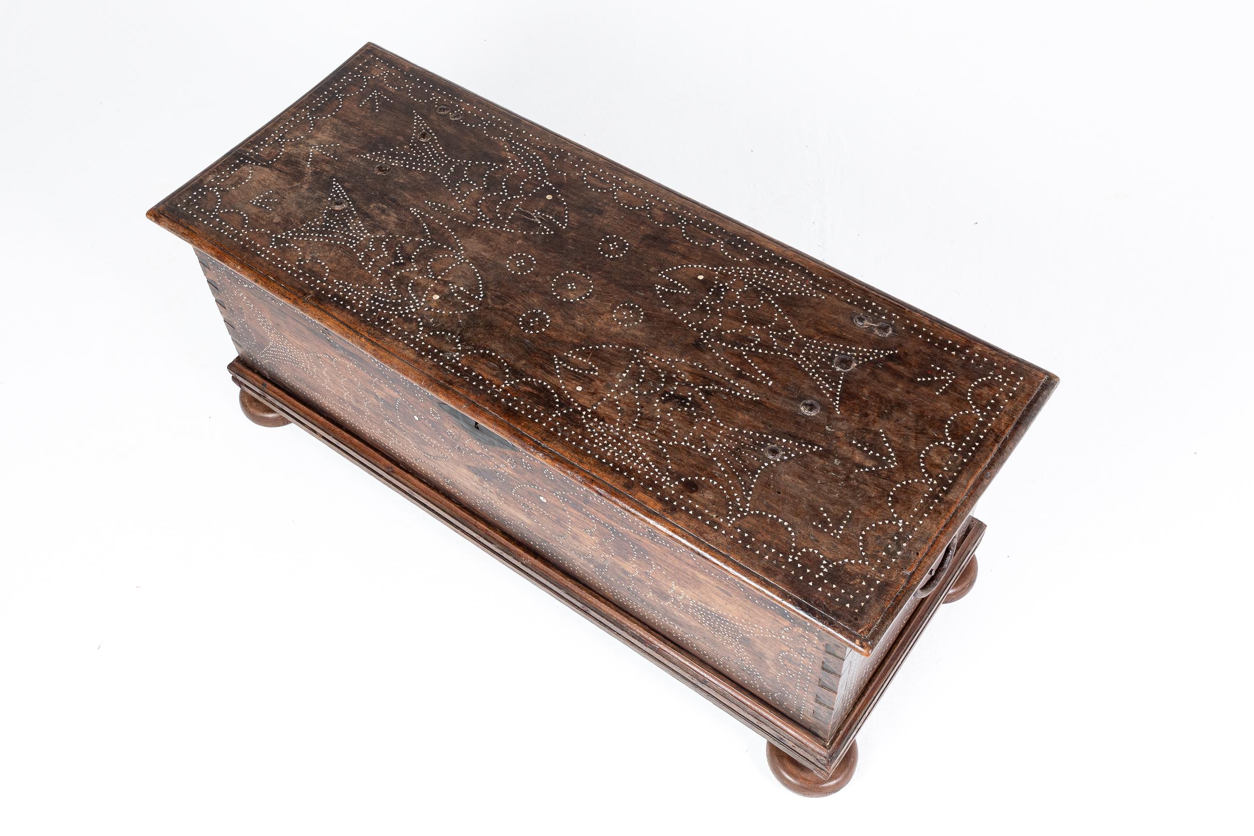 17. Jahrhundert, Französisch, Nussbaum-Koffer im Angebot 1