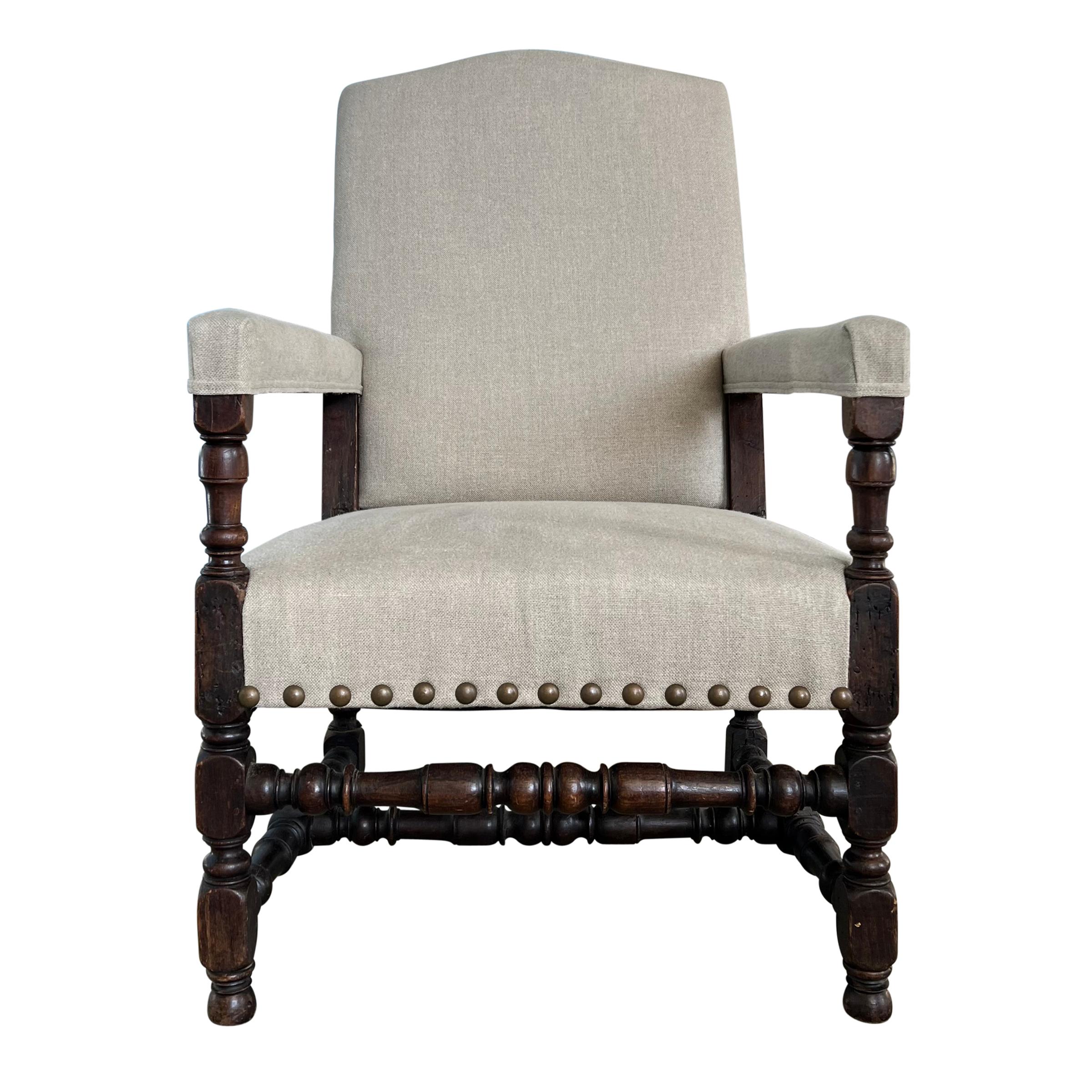 17th Century French Walnut Ratchet Armchair In Good Condition For Sale In Chicago, IL