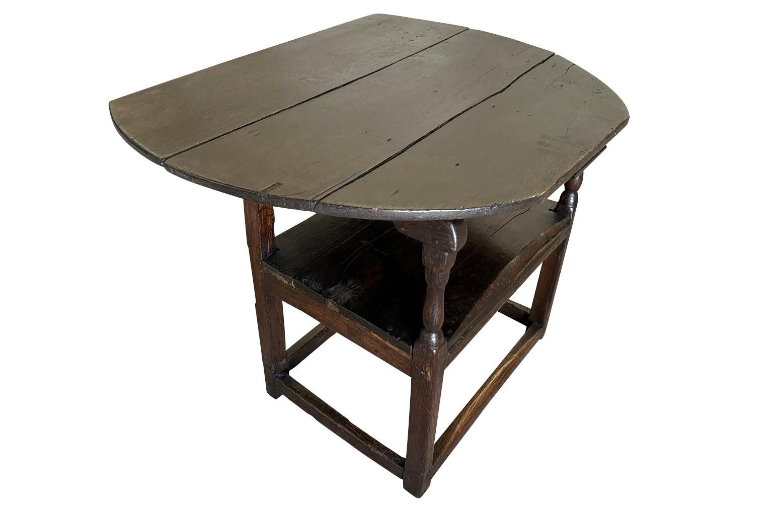 Une merveilleuse table de dégustation de vin du 17e siècle qui se transforme en chaise, provenant d'un vignoble de Provence. Un formidable objet de conversation fabriqué en chêne robuste. Merveilleuse patine - chaude et lumineuse. Les dimensions de