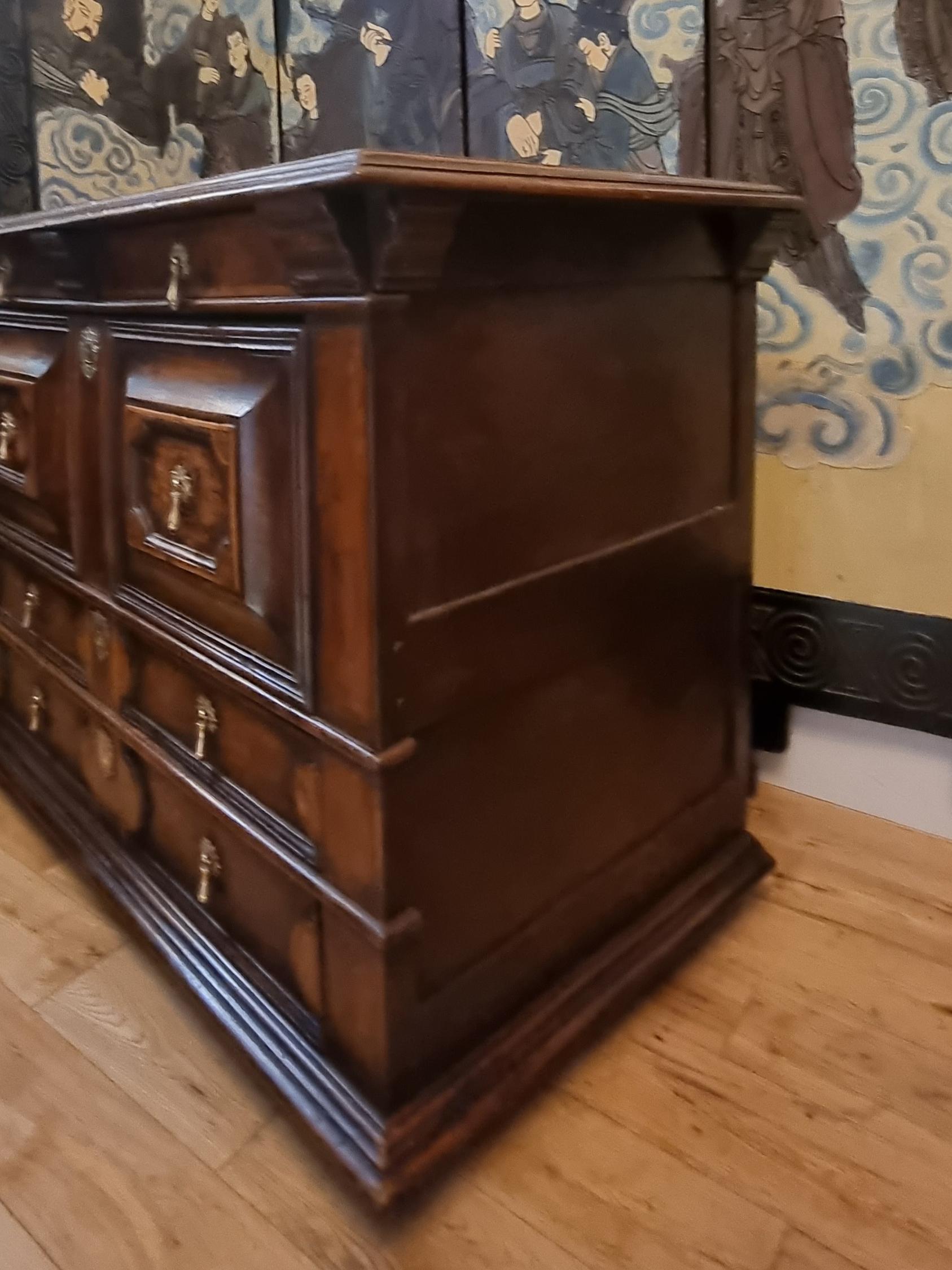 Geometrische Kommode aus Nussbaum mit Intarsien aus dem 17. Jahrhundert, um 1660 im Angebot 3