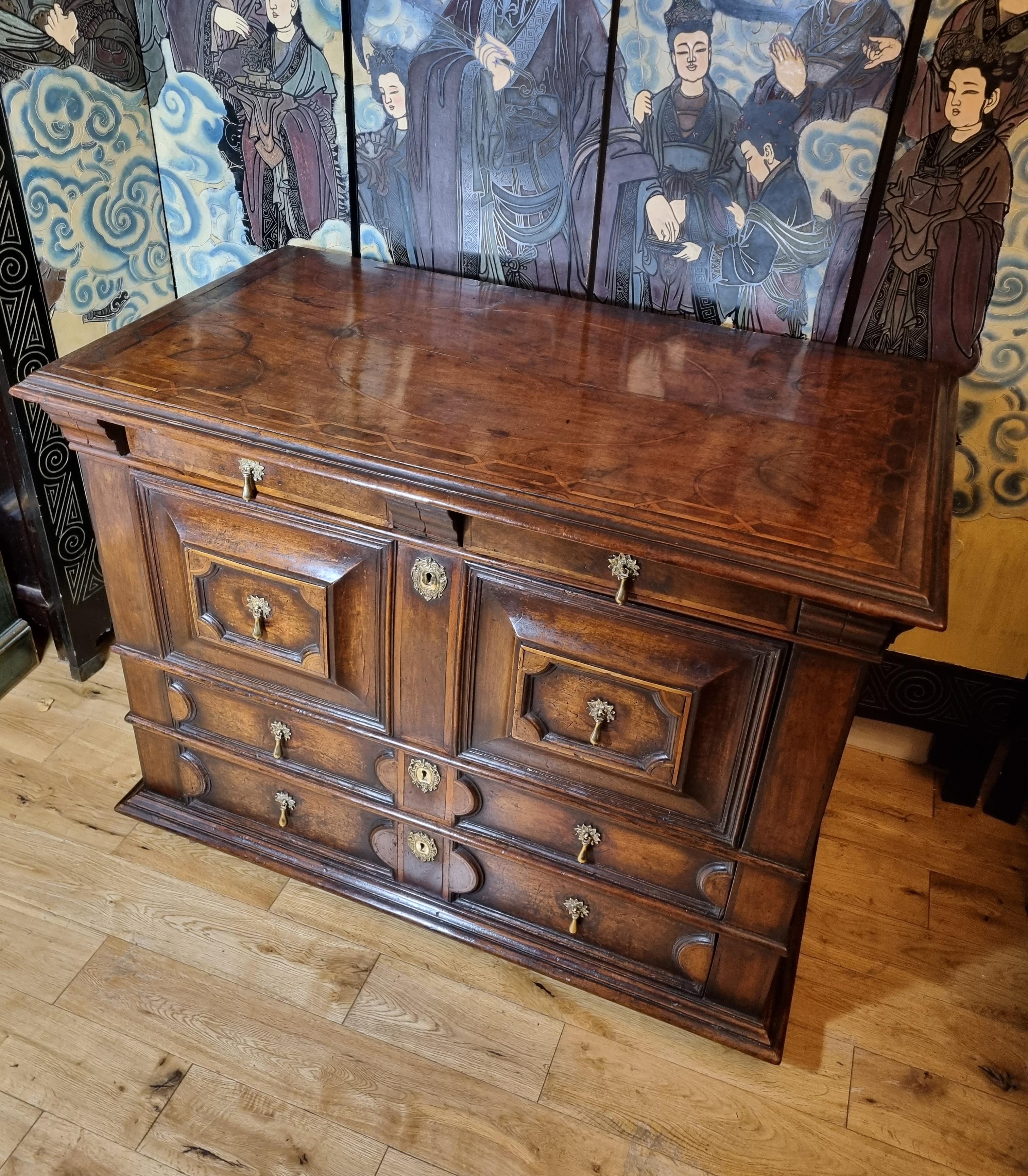 Geometrische Kommode aus Nussbaum mit Intarsien aus dem 17. Jahrhundert, um 1660 im Angebot 4