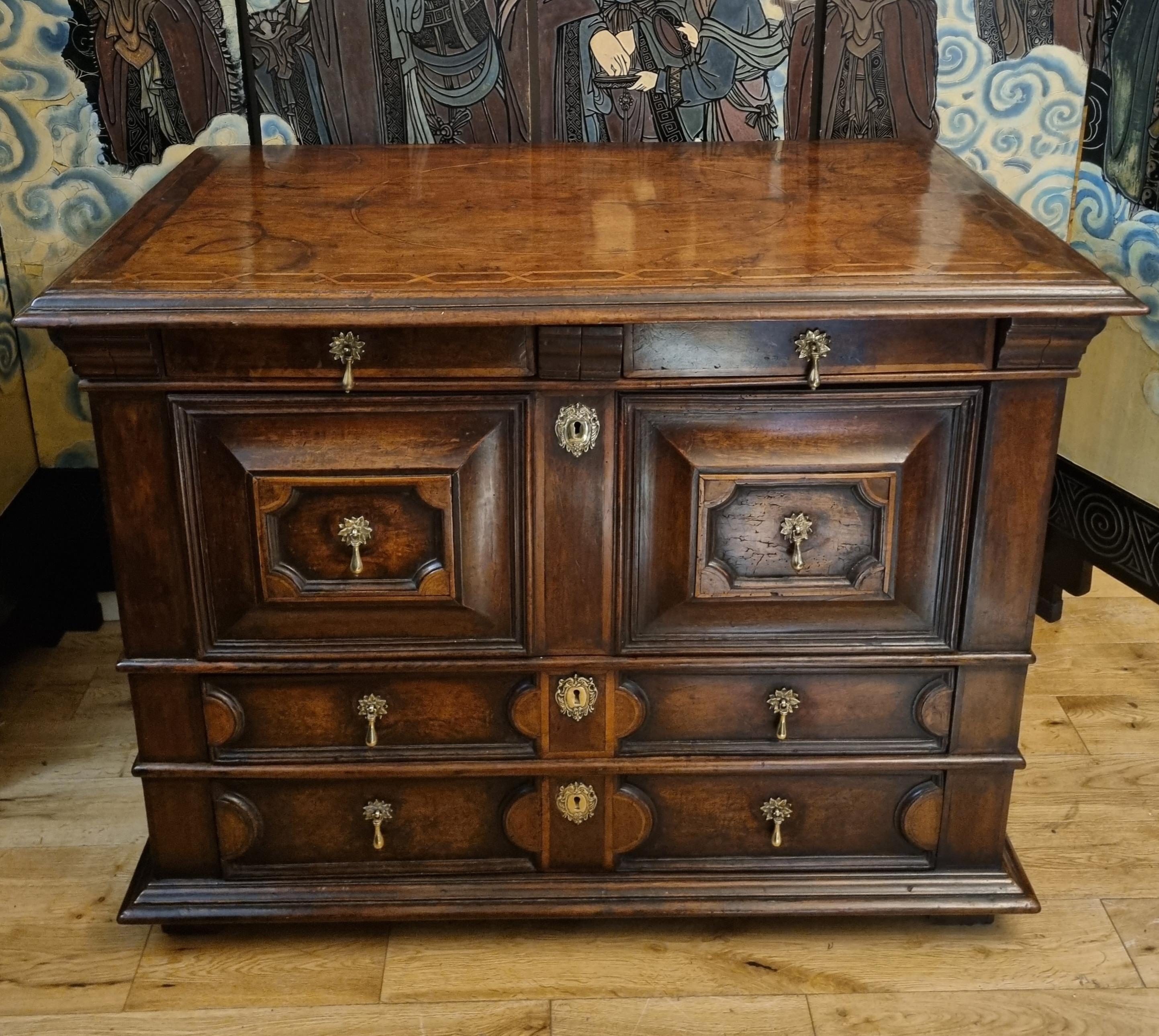 Geometrische Kommode aus Nussbaum mit Intarsien aus dem 17. Jahrhundert, um 1660 im Zustand „Gut“ im Angebot in Hoddesdon, GB