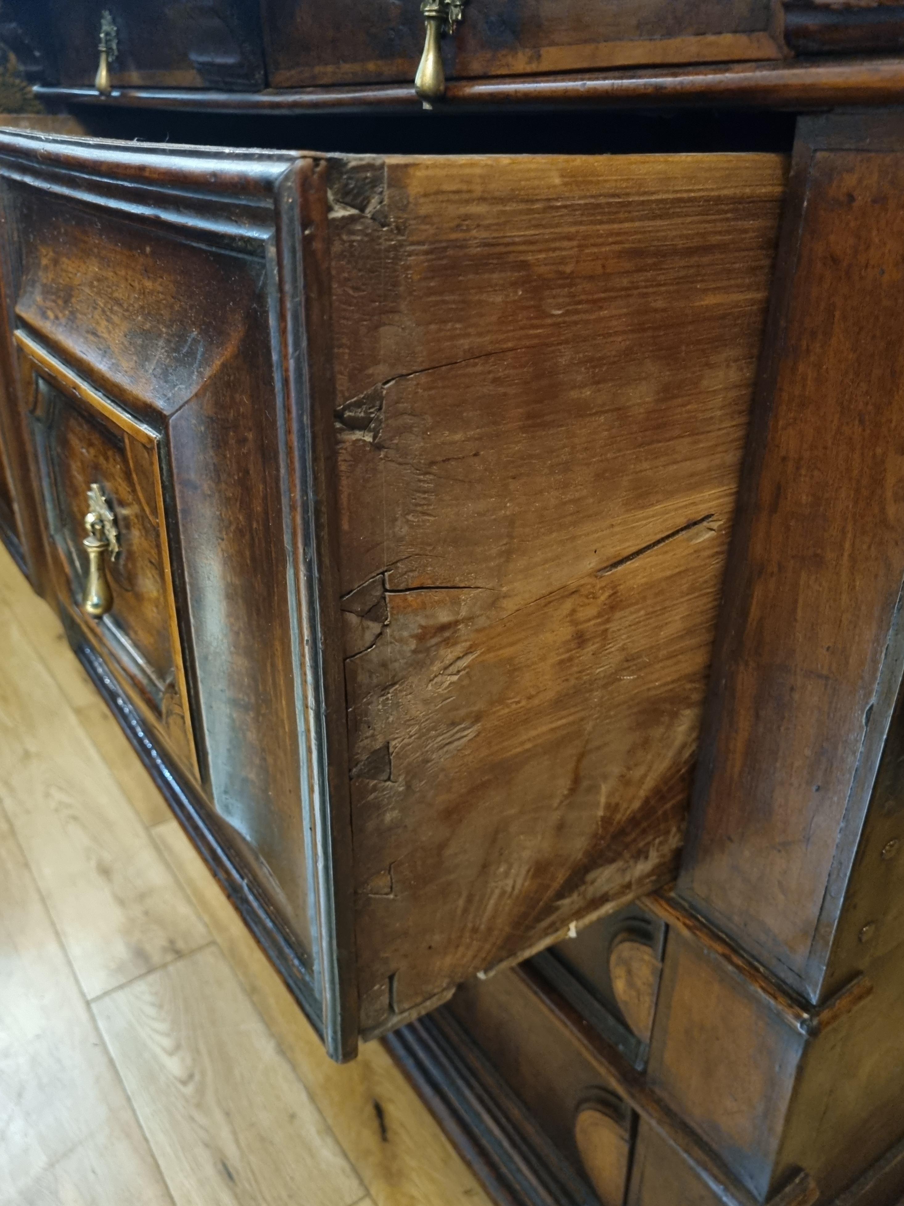 Geometrische Kommode aus Nussbaum mit Intarsien aus dem 17. Jahrhundert, um 1660 im Angebot 1