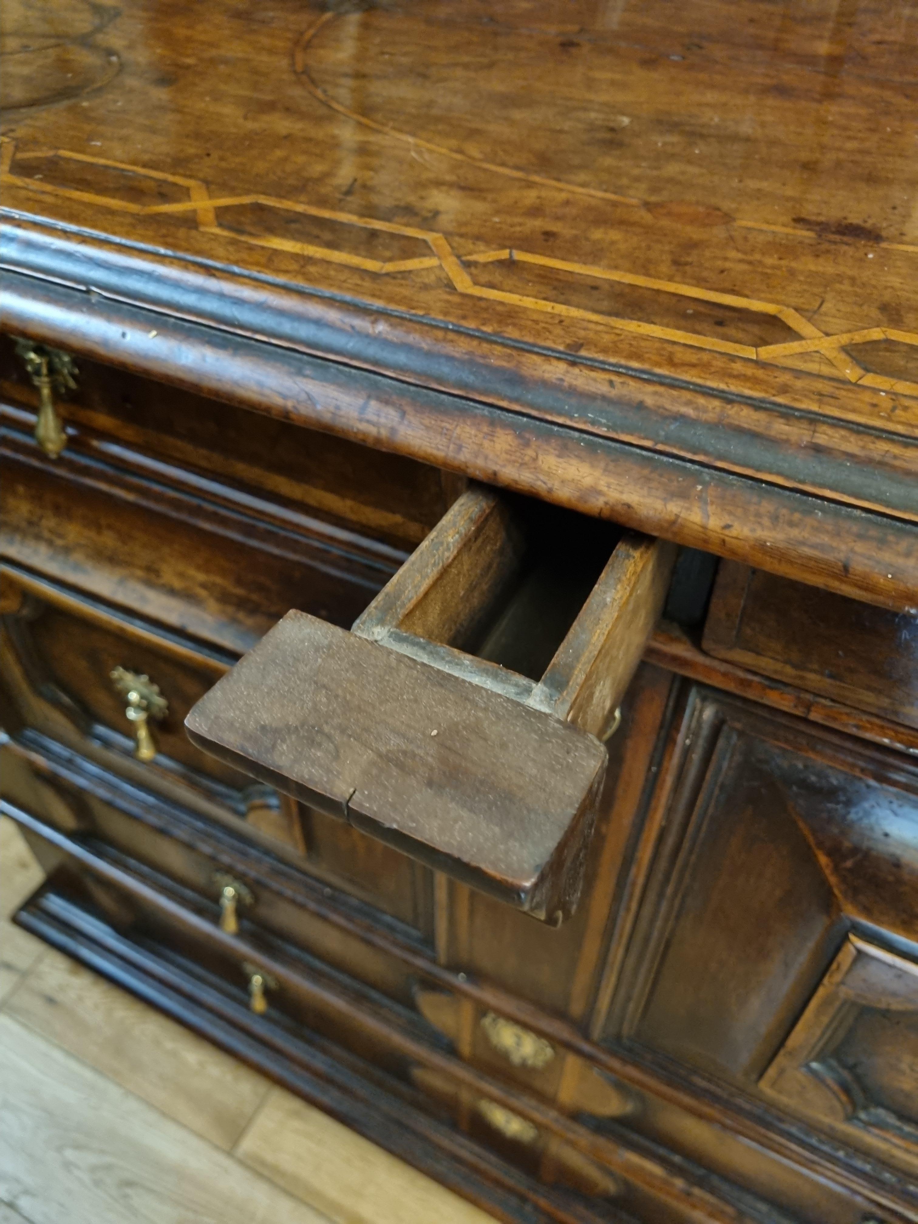 Geometrische Kommode aus Nussbaum mit Intarsien aus dem 17. Jahrhundert, um 1660 im Angebot 2