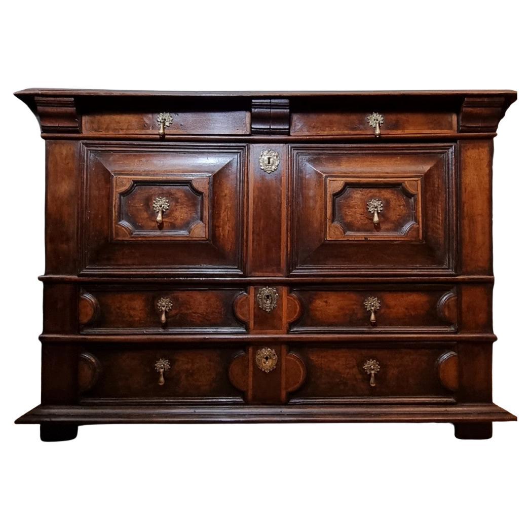 Geometrische Kommode aus Nussbaum mit Intarsien aus dem 17. Jahrhundert, um 1660 im Angebot
