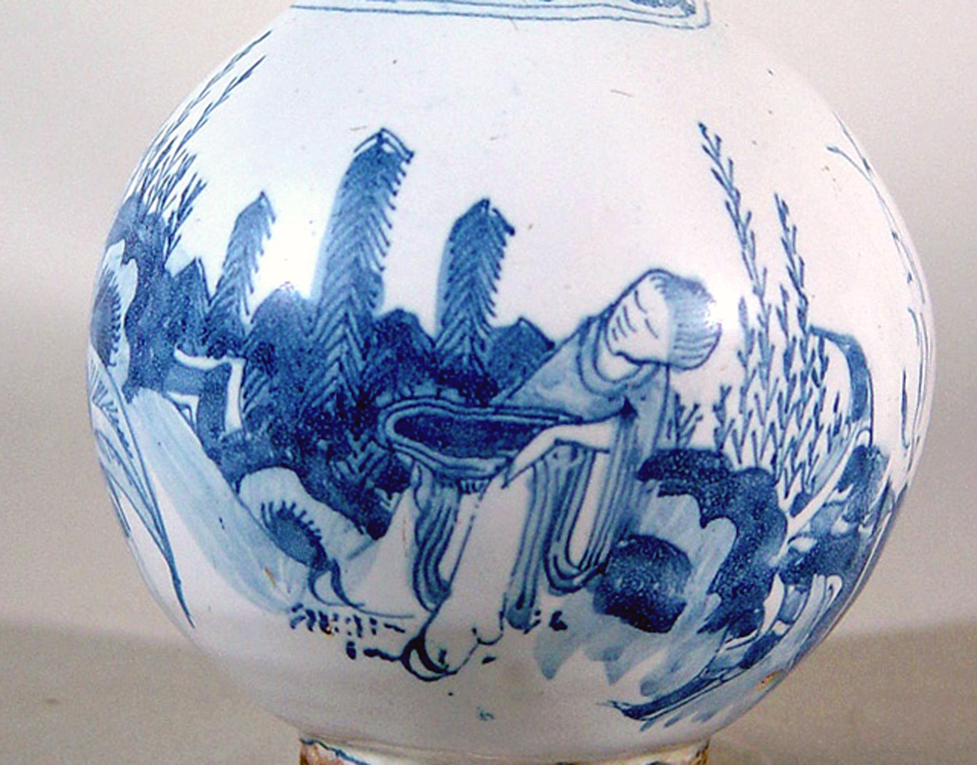 17. Jahrhundert Frankfurt am Main Deutsche Fayence Blau-Weiß-Chinoiserie Trompetenhals-Flaschenvase,
ca. 1680-90.

Die Vase ist in Unterglasurblau und Weiß mit einer Chinoiserie-Landschaft mit einer chinesischen Figur mit Bananenstauden und