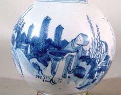 Jarrón de cuello de trompeta en chinoiserie azul y blanca de loza alemana del siglo XVII
