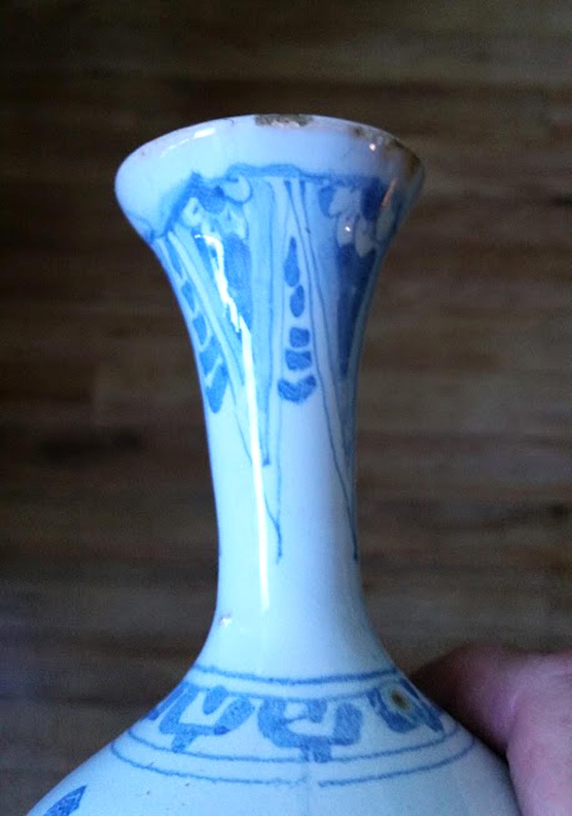 Allemand Vase bouteille à col de trompette en faïence allemande bleue et blanche du 17e siècle, Chinoiserie en vente
