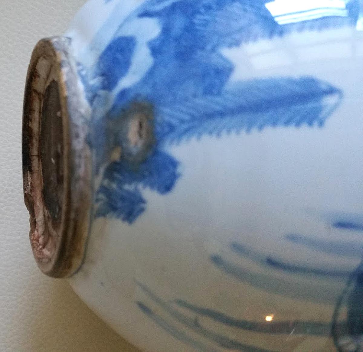 Deutsche blau-weiße Chinoiserie-Flaschenvase aus Fayence mit Trompetenhalsausschnitt aus dem 17. Jahrhundert im Angebot 1