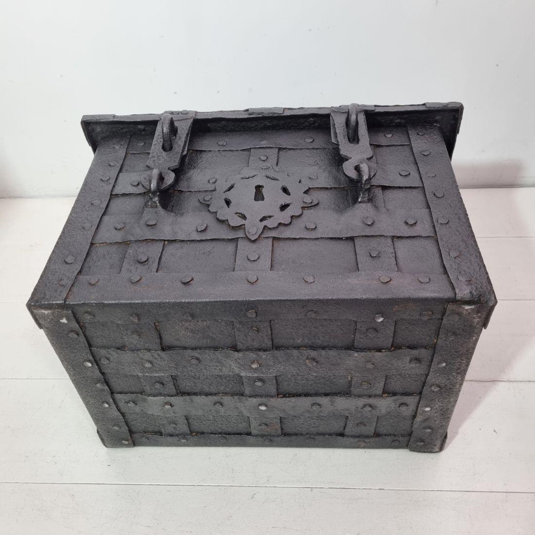 17th Century German Hand Forged Iron Strongbox from Nuremberg or Augsburg 15
