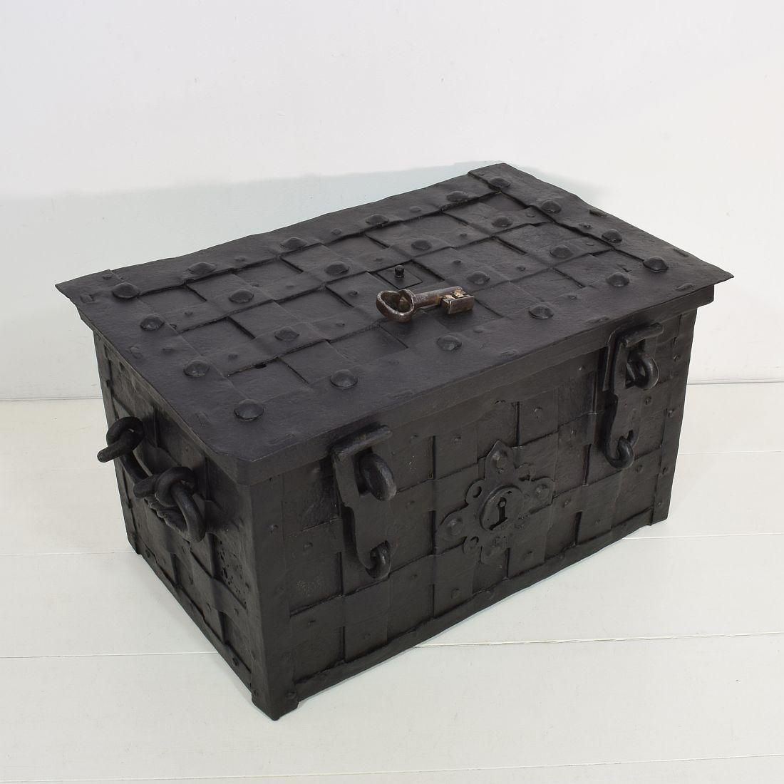 17th Century German Hand Forged Iron Strongbox from Nuremberg or Augsburg In Good Condition In Buisson, FR