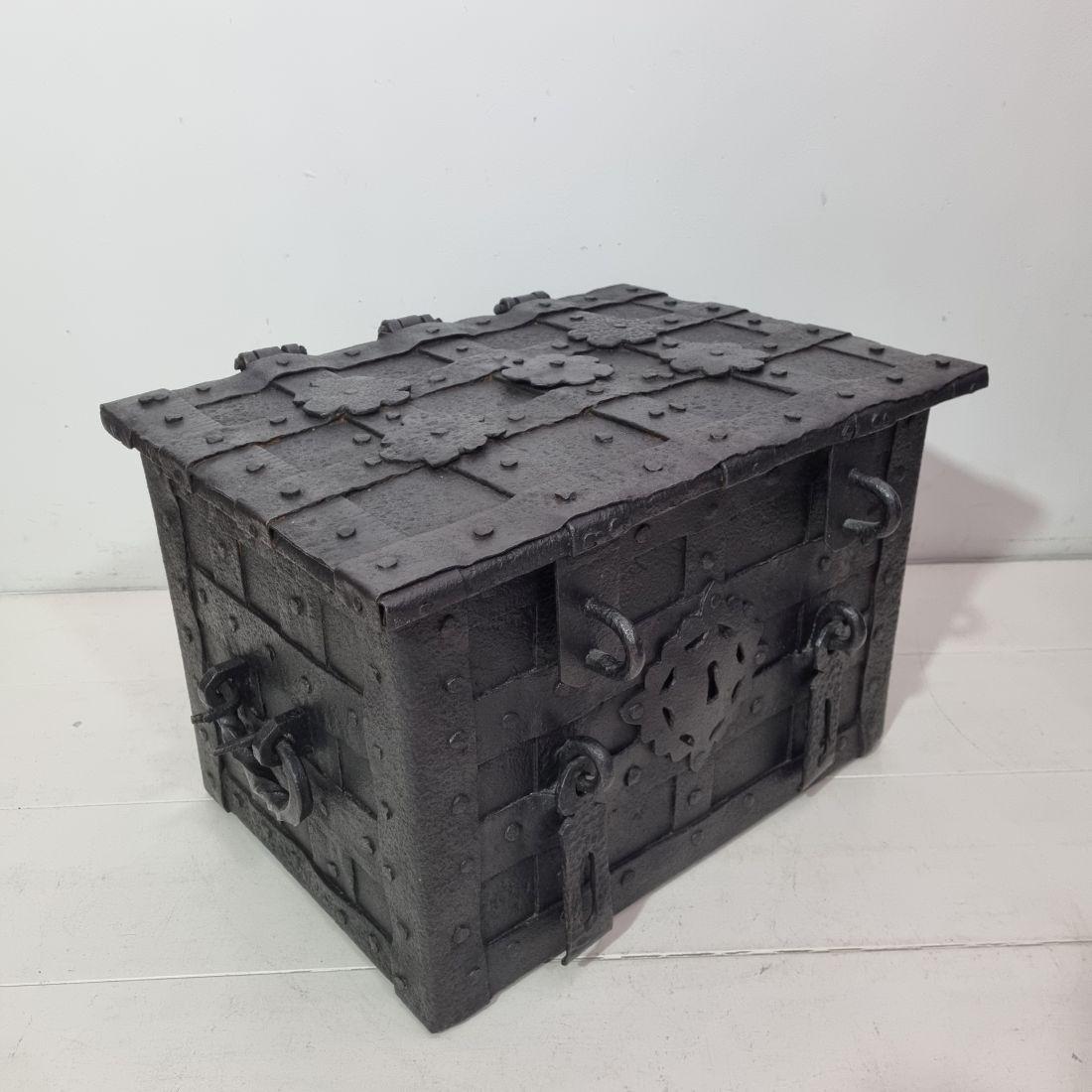 17th Century German Hand Forged Iron Strongbox from Nuremberg or Augsburg In Good Condition In Buisson, FR