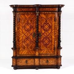 Deutscher Nussbaumschrank mit Intarsien aus dem 17.