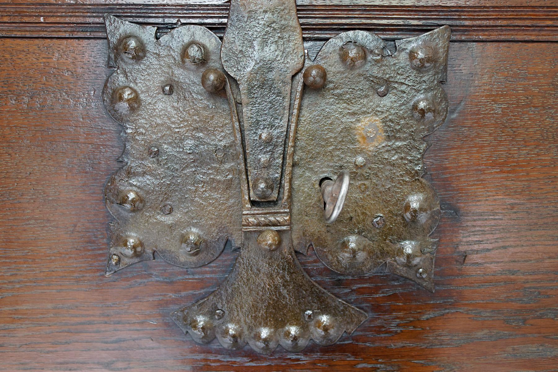 Baroque Coffre / coffre en chêne monté sur fer allemand du 17ème siècle 