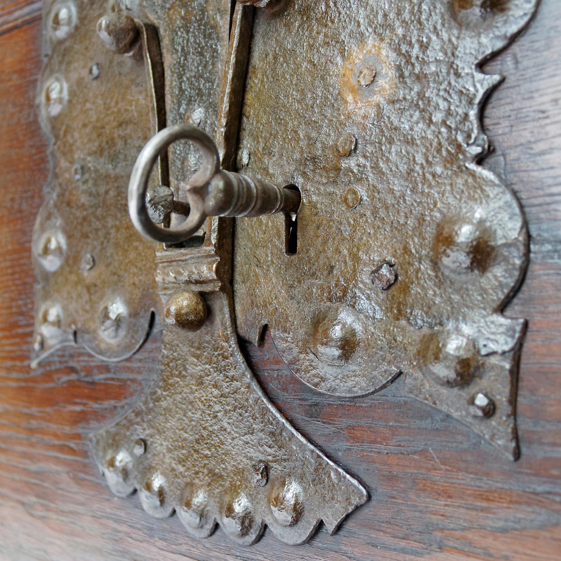 Coffre / coffre en chêne monté sur fer allemand du 17ème siècle 