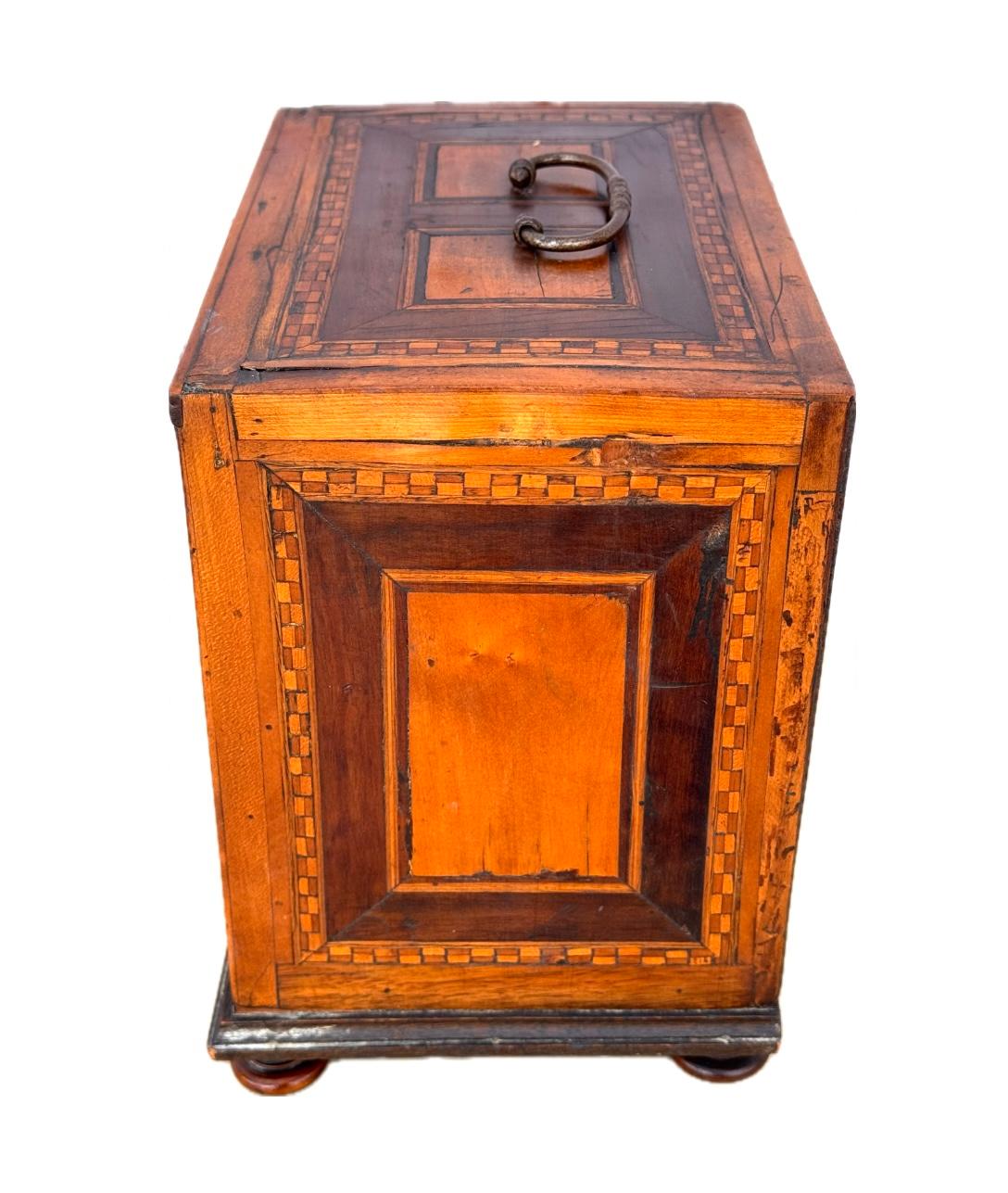Legno Mobile da tavolo tedesco intarsiato del XVII secolo in vendita